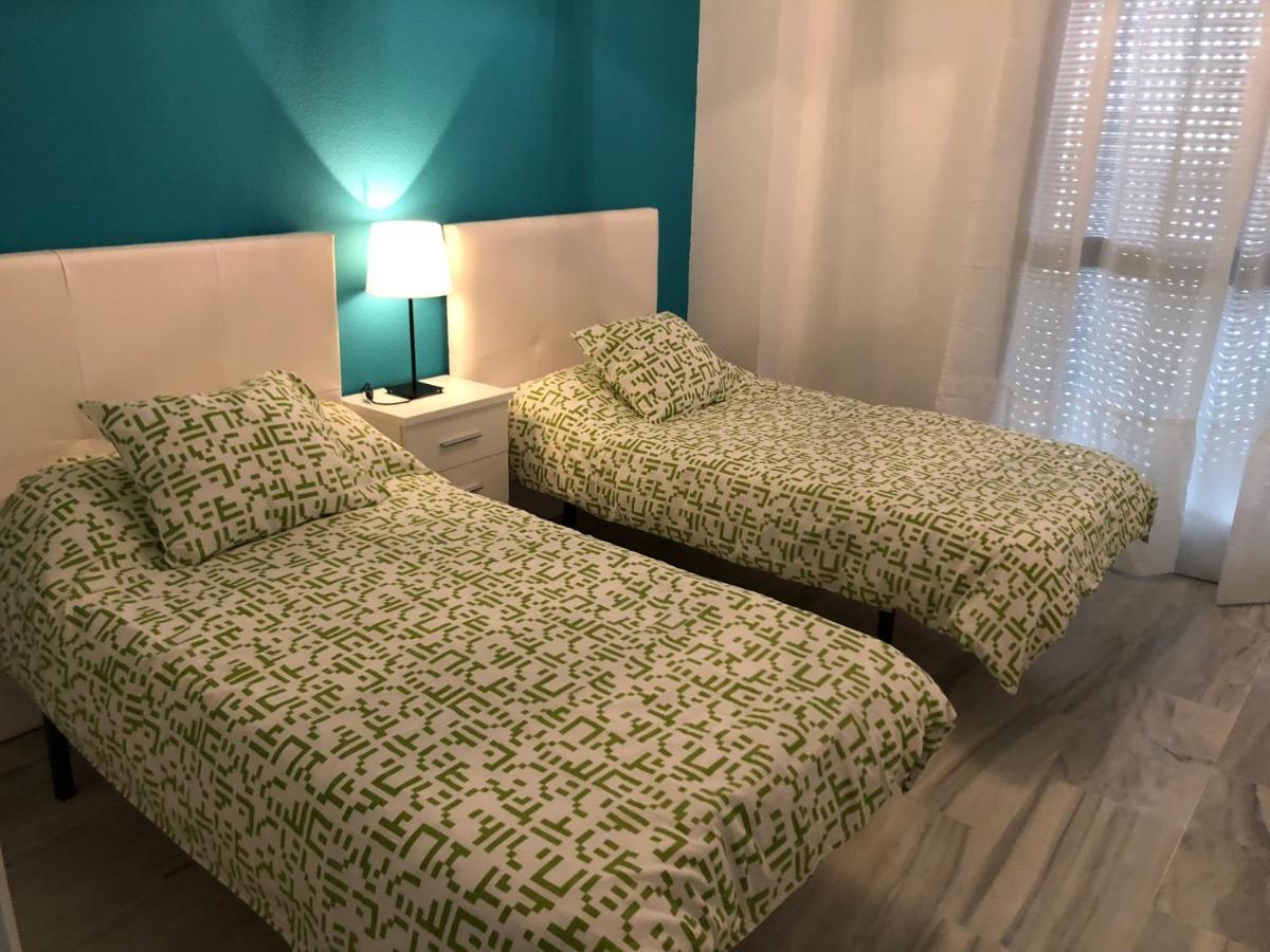 Torremolinos, Playa del Bajondillo, primera linea Esterno foto